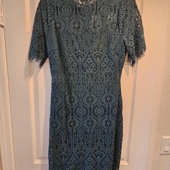 Elegant Lace Dress in Teal - Picture 3 of 3